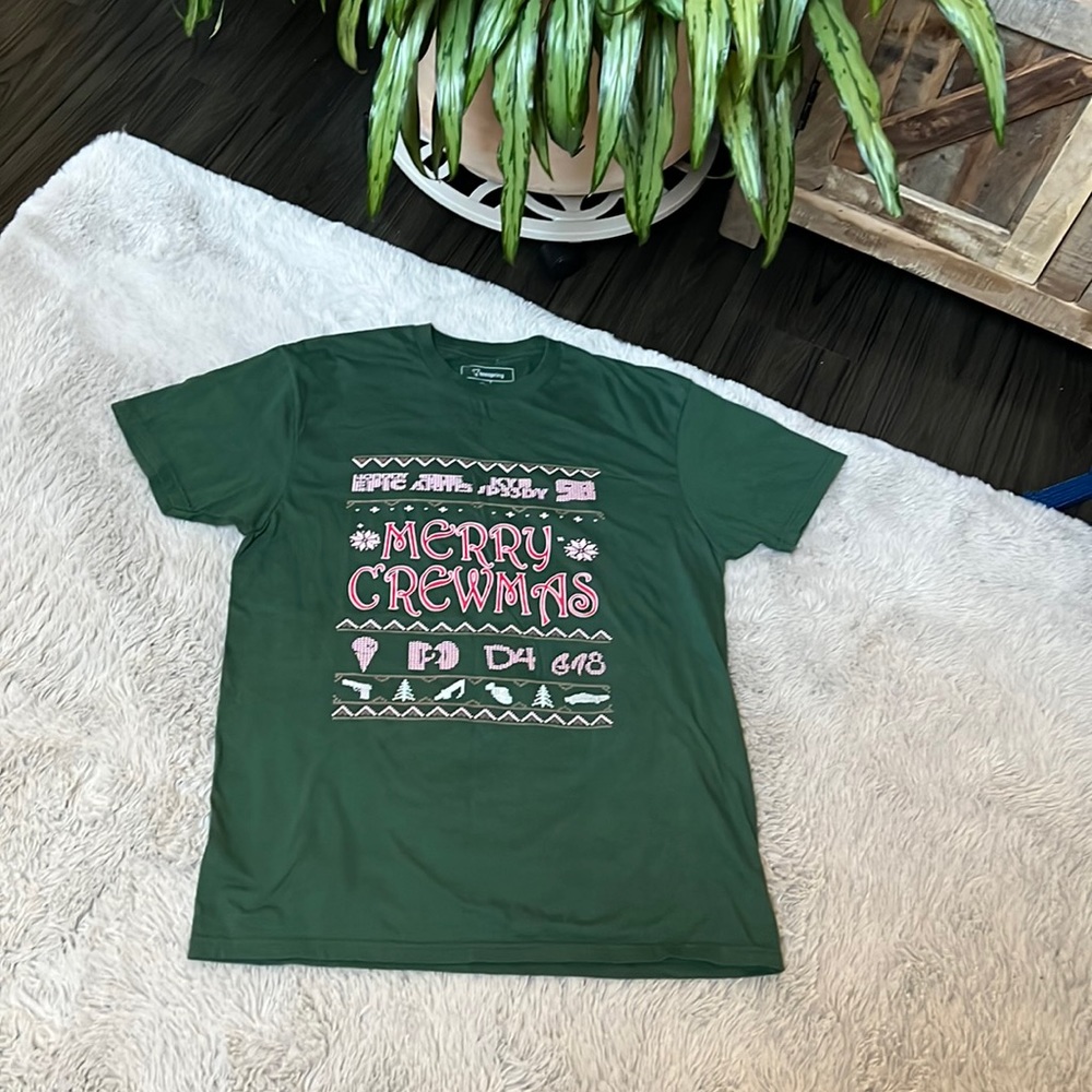 American eagle holiday tee perfect condition m
